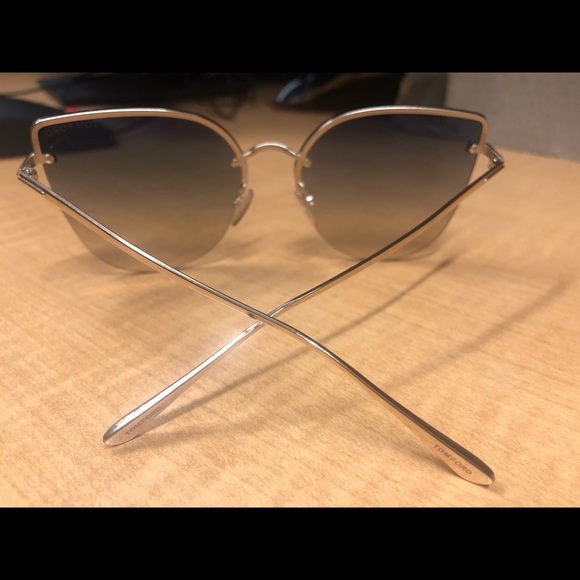 Tom Ford sunglasses mint condition. Green/rose gold, comes with dust cloth/case. - Picture 4 of 5